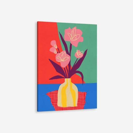 Poster de um vaso amarelo com flores com pétalas cor-de-rosa sobre uma superfície azul. O fundo é dividido em dois blocos de cor teal e vermelho. 5